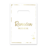 Gold foil Ramadan Mubarak traktatiezakjes met sterren op witte achtergrond